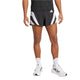En person iført Adidas Adizero Archive Gel Shorts 5" Herre i sort, en sort skjorte, hvide strømper og hvide løbesko står på en hvid baggrund, hvor ansigtet ikke er synligt.