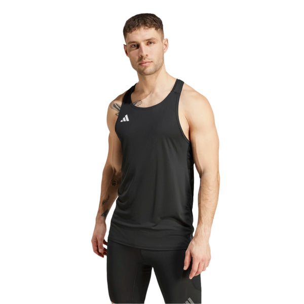 En mand er iført den sorte Adidas Adizero E Singlet til mænd, der er lavet med AEROREADY-teknologi og genbrugsmateriale. Singletten har et lille hvidt Adidas-logo på venstre bryst, og han står med ansigtet fremad og venstre hånd ved siden af sig.