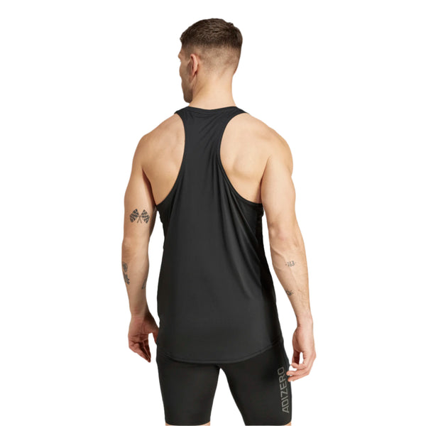 En muskuløs mand med kort hår og synlige tatoveringer bærer den sorte Adidas Adizero E Singlet (Herre) og sorte shorts, mens han står med ryggen til kameraet mod en hvid baggrund.
