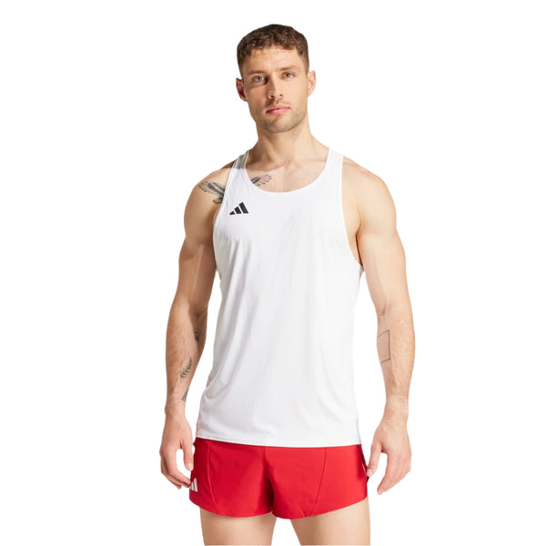 En mand med kort hår og synlige tatoveringer på arme og skuldre står med front mod en hvid Adidas Adizero E Singlet, Herre og røde Adidas-shorts, begge med mærkets logo, på en almindelig hvid baggrund.