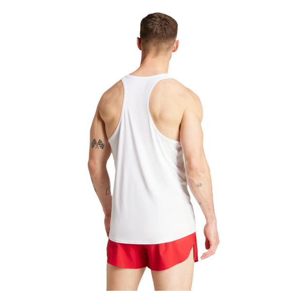 En mand står med ryggen til kameraet iført en hvid Adidas Adizero E Singlet, Herre og røde sportsshorts mod en almindelig hvid baggrund.