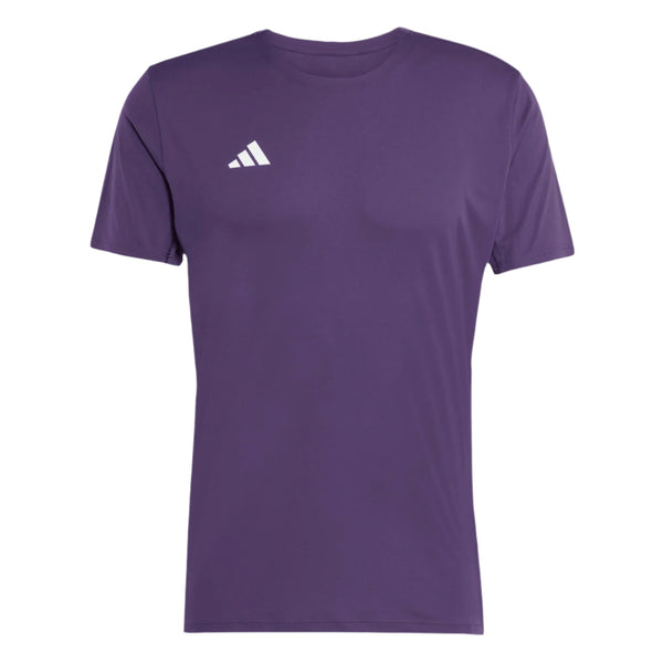 Adidas Adizero E Tee til mænd i aurplu er en almindelig lilla kortærmet løbe t-shirt med et hvidt logo på venstre bryst, lavet med AEROREADY-teknologi for komfort under træning. Vises på en hvid baggrund.