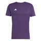 Adidas Adizero E Tee til mænd i aurplu er en almindelig lilla kortærmet løbe t-shirt med et hvidt logo på venstre bryst, lavet med AEROREADY-teknologi for komfort under træning. Vises på en hvid baggrund.
