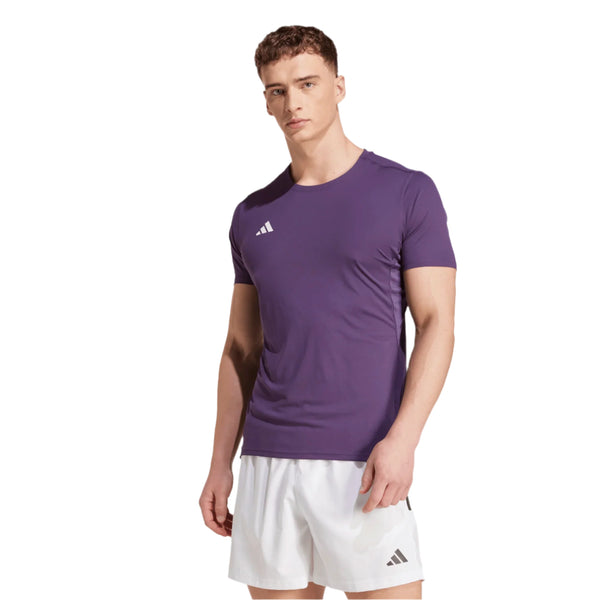 En person ser fremad i en tætsiddende lilla Adizero E Tee, Herre, Aurplu by Adidas med AEROREADY-teknologi og hvide sportsshorts, begge med det lille hvide Adidas-logo. Baggrunden er almindelig hvid.