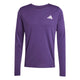 Adidas Adizero L Tee M til mænd i aurplu (lilla) har lange ærmer, rund hals, et hvidt brystlogo og er fremstillet af genbrugsmateriale. Trøjen er vist liggende fladt på en hvid baggrund.