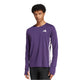 En mand er iført Adidas Adizero L Tee M i Aurplu, en langærmet lilla løbetop lavet af genbrugsmaterialer med et hvidt Adidas-logo på brystet, som står på en almindelig hvid baggrund.