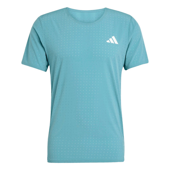 Adidas Adizero Running T-Shirt til herrer i Powder Teal har korte ærmer, er fremstillet af 70% genanvendte materialer, har små perforerede huller og et hvidt geometrisk logo på venstre bryst og er vist på en almindelig hvid baggrund.