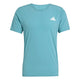 Adidas Adizero Running T-Shirt til herrer i Powder Teal har korte ærmer, er fremstillet af 70% genanvendte materialer, har små perforerede huller og et hvidt geometrisk logo på venstre bryst og er vist på en almindelig hvid baggrund.