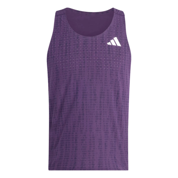 Adizero Singlet M til mænd fra Adidas i Aurplu/Nobink er en lilla top uden ærmer med et hvidt logo på venstre bryst, fremstillet af genbrugsmaterialer og med små perforeringer for åndbarhed. Almindelig hvid baggrund.