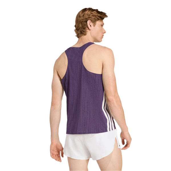 En person med kort lysebrunt hår ses bagfra iført en Adidas Adizero Singlet M til mænd i aurplu/nobink, lavet af genbrugsmaterialer, og hvide shorts med slids i siden, stående mod en almindelig hvid baggrund.