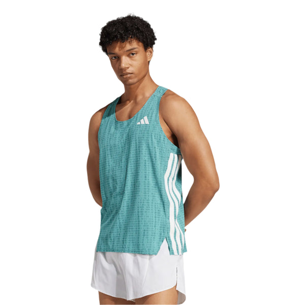 En person kigger fremad med hænderne på ryggen, iført en Adidas Adizero Singlet M til mænd i Powtea/Pretea, lavet af genbrugsmaterialer med hvide sidestriber, parret med hvide sportsshorts mod en almindelig hvid baggrund.