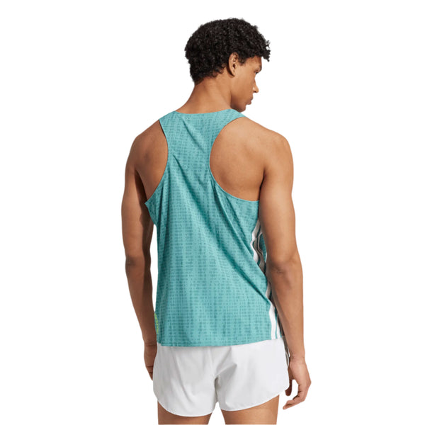 En mand med kort krøllet hår ses bagfra iført Adidas Adizero Singlet M til mænd i Powtea/Pretea og ultralette genbrugsløbershorts på en almindelig hvid baggrund.