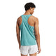 En mand med kort krøllet hår ses bagfra iført Adidas Adizero Singlet M til mænd i Powtea/Pretea og ultralette genbrugsløbershorts på en almindelig hvid baggrund.
