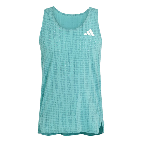 Adidas Adizero Singlet M til mænd i Powtea/Pretea er uden ærmer, lavet af genbrugsmaterialer med et diskret prikket mønster og et hvidt Adidas-logo på venstre bryst, vist på en almindelig hvid baggrund.