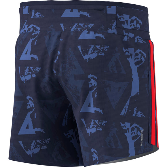 Et par Adidas Labrum Gel Short, Herre, Blå med et blåt abstrakt mønster og røde sidestriber, set bagfra. Den elastiske linning giver god komfort, og Adidas-logoet ses i bunden af bukserne.