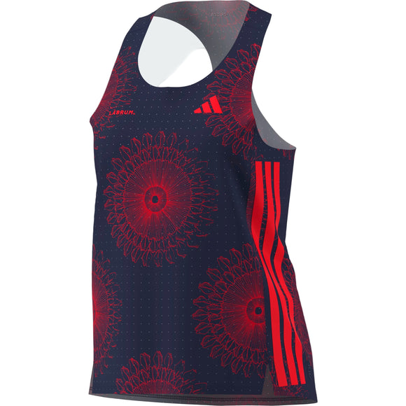 Adidas Labrum Singlet, Dame, Blue er en marineblå ærmeløs top med dristige røde blomstermønstre, tre røde sidestriber og små logoer på brystet. Fremstillet af genanvendte materialer for bæredygtighed.