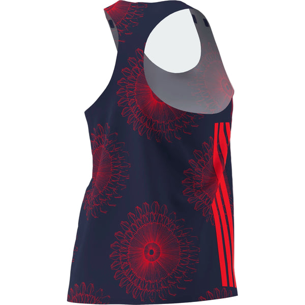 Adidas Labrum Singlet, Dame, Blue er en ærmeløs atletisk top med store røde cirkulære blomstermønstre og tre dristige lodrette striber på den ene side. Den er fremstillet af genbrugsmaterialer og har synlig ryg og ærmegab.