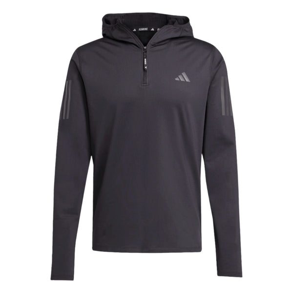 Adidas Otr Bin Hz løbetrøje for herre i sort har lange ærmer, kvart lynlås foran, hætte, gråt Adidas-brystlogo, refleksstriber på begge ærmer og CLIMAWARM-teknologi. Vises på en hvid baggrund.