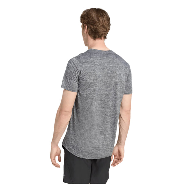 En mand kigger væk fra kameraet iført Adidas Otr Mel Tee M for herre i Black/Grthme og sorte shorts, der er ideelle til træning, på en hvid baggrund.