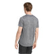 En mand kigger væk fra kameraet iført Adidas Otr Mel Tee M for herre i Black/Grthme og sorte shorts, der er ideelle til træning, på en hvid baggrund.