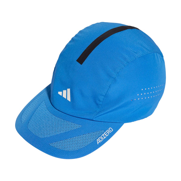 Adidas Runningxadizero Lightweight Cap, Unisex, i Rayblu/White har ventilationspaneler i mesh, en sort topstribe, hvide diagonale sidelinjer, ADIZERO på randen og bruger CLIMACOOL-teknologi for åndbarhed. Vist på en hvid baggrund.