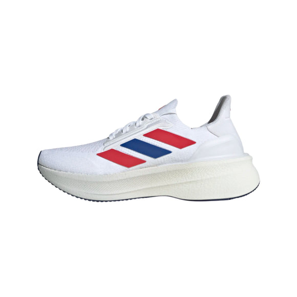 Adidas Ultraboost 5X dame løbesko i Ftwwht/Royblu/Purrub har et hvidt design med to røde og en blå diagonale striber, en tyk hvid Continental Rubber-sål og hvide snørebånd, vist på en almindelig hvid baggrund.