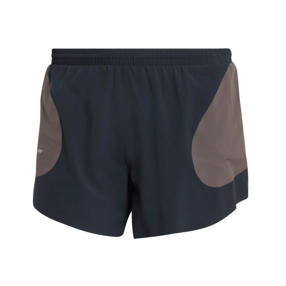 Et par Adidas x Hermanos Koumori løbeshorts til mænd med elastisk linning, udført i farvekombinationen ntgrey/chacoa med markante grå sidepaneler, præsenteres på en ensfarvet hvid baggrund – disse sportsshorts er et udtryk for den funktionelle stil hos Adidas og Hermanos Koumori.