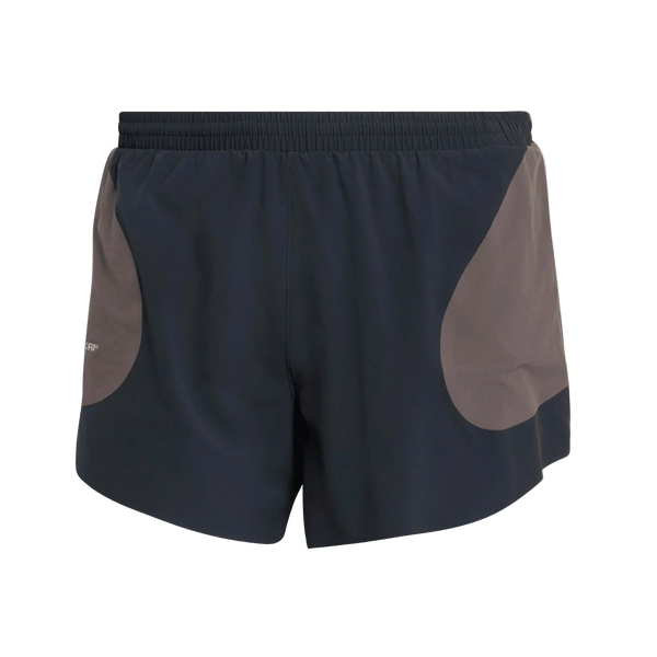 Et par Adidas x Hermanos Koumori løbeshorts til mænd med elastisk linning, udført i farvekombinationen ntgrey/chacoa med markante grå sidepaneler, præsenteres på en ensfarvet hvid baggrund – disse sportsshorts er et udtryk for den funktionelle stil hos Adidas og Hermanos Koumori.