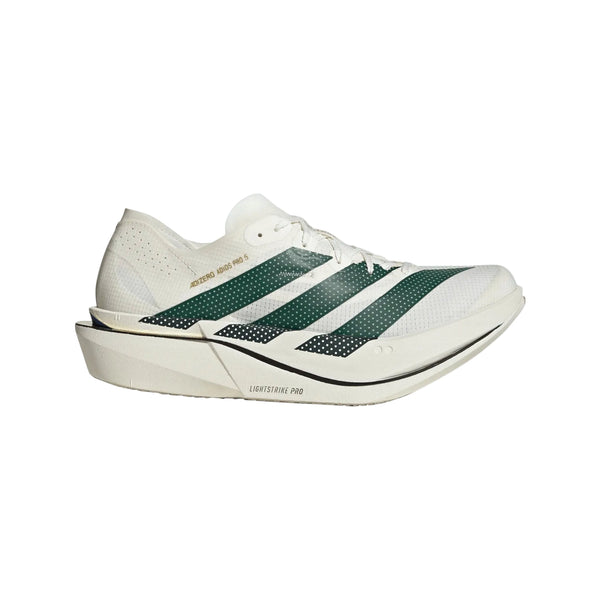 Off-white Adidas Adizero Adios Pro 5 løbesko med grønne striber, en tyk, polstret sål og tekst på siden.