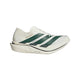 Off-white Adidas Adizero Adios Pro 5 løbesko med grønne striber, en tyk, polstret sål og tekst på siden.