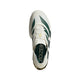 Set ovenfra: et off-white Adidas Adizero Adios Pro 5-løbesko med mørkegrønne sidestriber og en guldfarvet detalje på hælen.