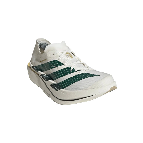 Off-white Adidas Adizero Adios Pro 5 løbesko med mørkegrønne striber og en tyk, klodset sål.