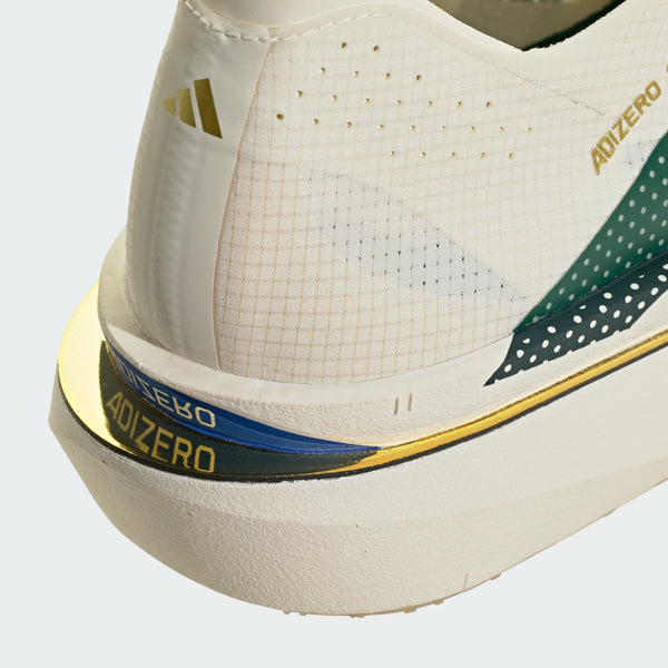 Nærbillede af hælen på en Adidas Adizero Adios Pro 5, herre, i farverne Off White/Collegiate Green/Royal Blue, med en guldfarvet detalje på mellemsålen og ordet ADIZERO trykt på siden.