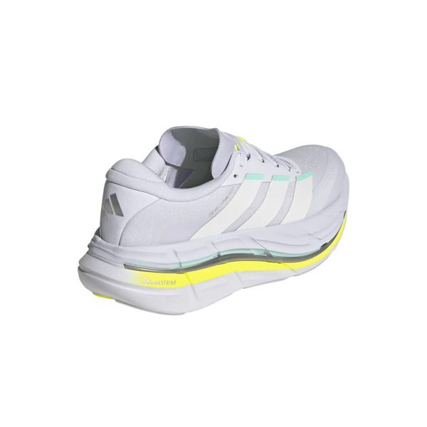 Adidas Adistar Byd 2 Dame i Fropur/Cwhite/Hireye har tre lyseblå striber, gule accenter i mellemsålen, en halvgennemsigtig sektion over sålen og et gråt hæl-logo, der er designet til komfortløb mod en hvid baggrund.