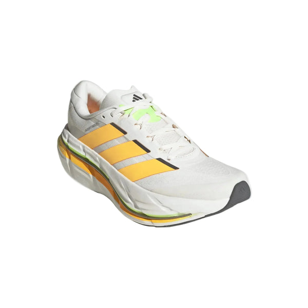 Hvid Adidas Adistar BYD 2-løbesko med orange sidestriber, en neongul detalje på tungen og en tyk, lagdelt sål.
