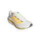 Hvid Adidas Adistar BYD 2-løbesko med orange sidestriber, en neongul detalje på tungen og en tyk, lagdelt sål.