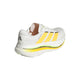 Hvid Adidas Adistar BYD 2-løbesko med gule sidestriber og en tyk, lagdelt sål.
