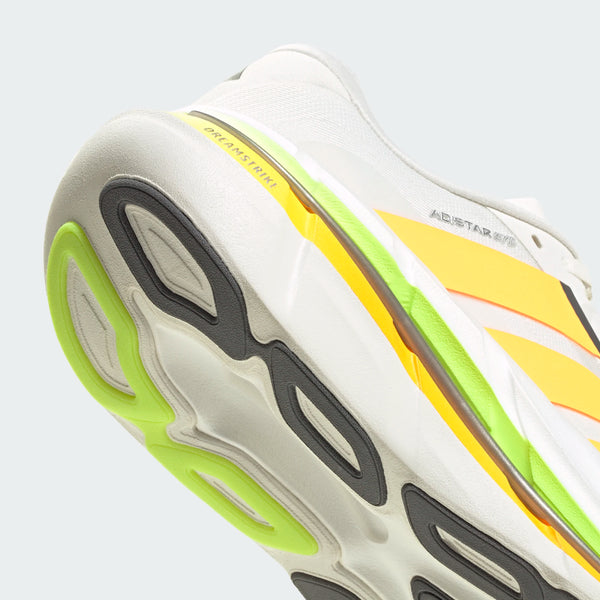 Nærbillede af Adidas Adistar BYD 2, Herre, CLOWHI/LUTA/SIGGNR, der viser en hvid sål med lysegule og neongrønne detaljer samt ordet DREAMSTRIKE trykt på mellemsålen.