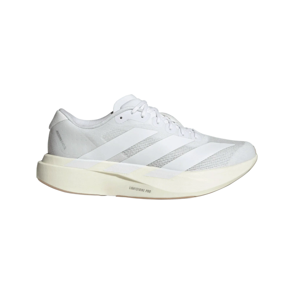 Adidas Adizero Evo SL Dame i Ftwwht/Ftwwht/Warsan har en overdel i mesh, tre hvide diagonale striber og en tyk cremefarvet LIGHTSTRIKE PRO-sål, der vises på en almindelig hvid baggrund.