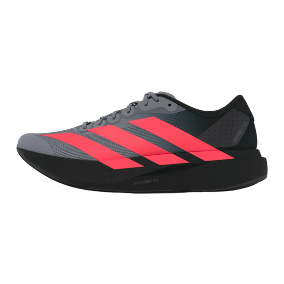 En grå Adidas Adizero Evo SL-løbesko til herrer i farvekombinationen Cblack/Soltur/Ltonix, med tre lyserøde diagonale striber på siden, sorte detaljer og en tyk sort sål med den innovative LIGHTSTRIKE PRO-støddæmpning, ses set fra siden på en ensfarvet hvid baggrund.