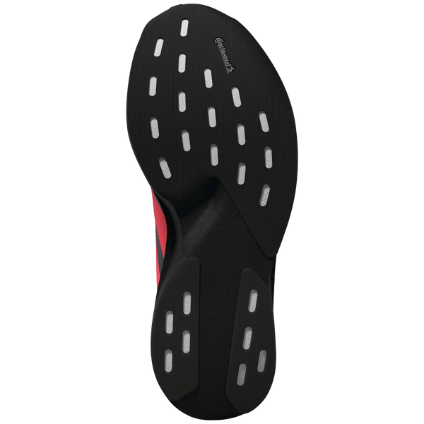 Billedet viser den sorte gummiydersål på Adidas Adizero Evo SL, Herre i farvekombinationen Cblack/Soltur/Ltonix, med karakteristiske hvide, rektangulære mønstre, der giver godt greb, samt et Continental-logo nær toppen. De synlige røde detaljer på siden fremhæver det slanke design, som yderligere forstærkes af LIGHTSTRIKE PRO-støddæmpning, der sikrer enestående ydeevne.
