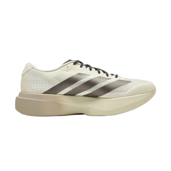 Adidas Adizero Evo SL til mænd i Owhite/Aucome/Msilve er en beige sporty sneaker med en tyk sål, mørke striber og snørebånd. Dens minimalistiske design har en forhøjet hæl og LIGHTSTRIKE PRO-støddæmpning for ekstra komfort.