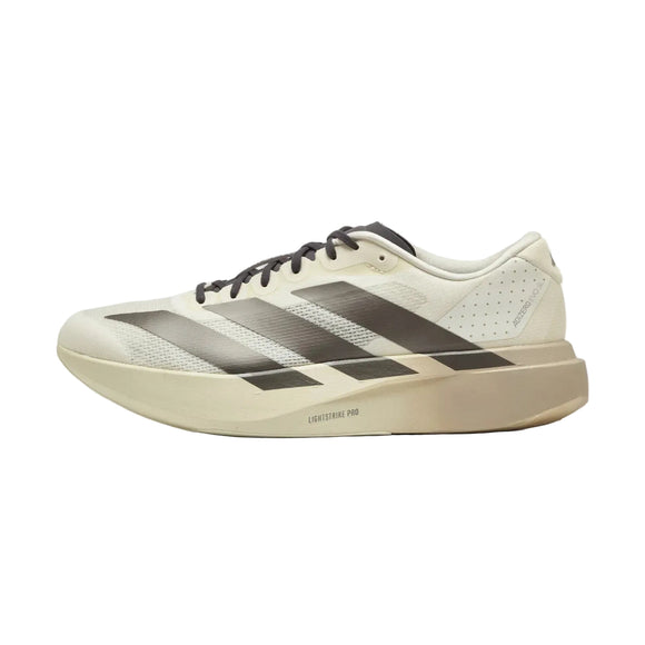 Et sidebillede af Adidas Adizero Evo SL Herre i Owhite/Aucome/Msilve med sorte og grå vinklede striber, sorte snørebånd, en perforeret hæl og en tyk beige LIGHTSTRIKE PRO-sål.