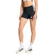 En kvinde står på en ensfarvet baggrund iført en hvid crop top, Adidas Adizero Shorts Tights Dame Black, hvide sokker og hvide sneakers med sorte detaljer. Hendes outfit er perfekt til løb. Personens ansigt er ikke synligt.