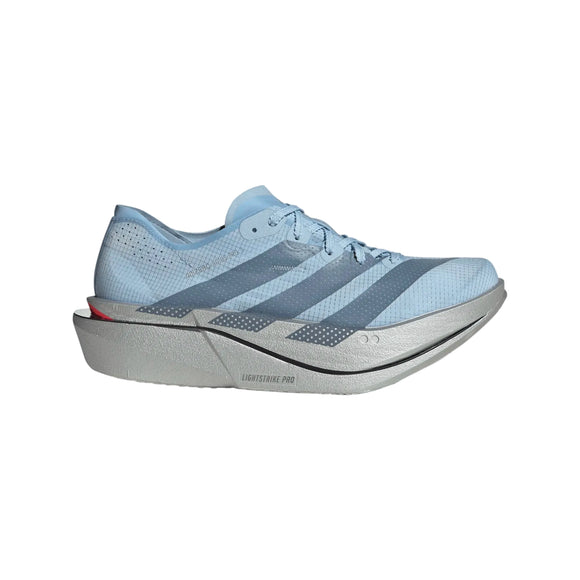 Adidas Adizero Adios Pro 5 Dame i farvekombinationen Clesky/Gretwo/Silvmt har en lyseblå, åndbar mesh-overdel med mørkegrå striber, en tyk, kantet grå sål og diskrete sølvfarvede detaljer ved hælen – omhyggeligt udviklet til maratonløb. Skoen præsenteres på en hvid baggrund.
