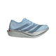Adidas Adizero Adios Pro 5 Dame i farvekombinationen Clesky/Gretwo/Silvmt har en lyseblå, åndbar mesh-overdel med mørkegrå striber, en tyk, kantet grå sål og diskrete sølvfarvede detaljer ved hælen – omhyggeligt udviklet til maratonløb. Skoen præsenteres på en hvid baggrund.