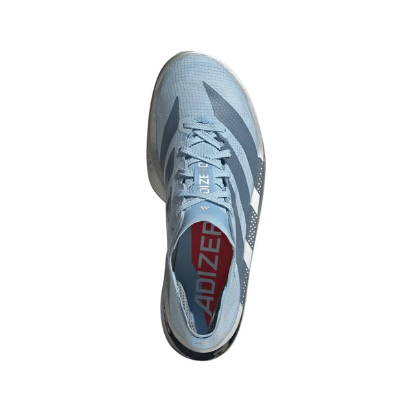 Et billede set ovenfra af Adidas Adizero Adios Pro 5 (Dame) i farvekombinationen Clesky/Gretwo/Silvmt fremhæver det himmelblå design med mørkeblå striber, en hvid overdel i mesh og en rød indersål med ADIZERO-teksten. Skoen er udviklet af Adidas som en maratonsko (maratonløb sko) og konkurrencesko (konkurrencesko) og har en let konstruktion med fokus på ydeevne.