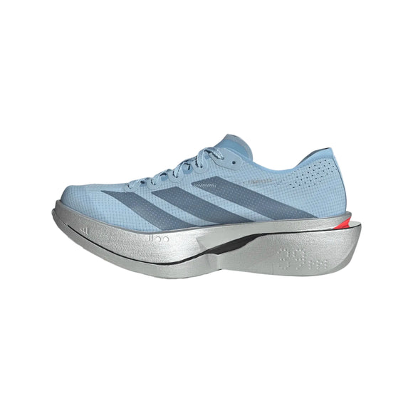 En lyseblå Adidas Adizero Adios Pro 5 maratonløbesko til kvinder (Clesky/Gretwo/Silvmt) med mørkegrå og sølvfarvede striber, en overdel i mesh og en tyk, sølvmetallisk mellemsål med en rød detalje nær hælen, vist på en hvid baggrund.