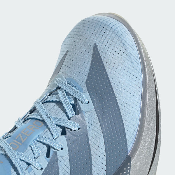 Nærbillede af fronten og siden af den lyseblå Adidas Adizero Adios Pro 5, Dame (Clesky/Gretwo/Silvmt), der fremviser sit karakteristiske gittermønster, mørkeblå striber, blå snørebånd og ADIZERO-logoet på tungen; en del af den hvide sål er synlig – hvilket gør den til en ideel konkurrencesko til maratonløb.