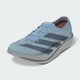 En lyseblå Adidas Adizero Adios Pro 5 konkurrencesko til kvinder i farvekombinationen Clesky/Gretwo/Silvmt, med sorte striber og ADIZERO-tekst på siden, samt en tyk, grå, stødabsorberende sål og en ventileret overdel i mesh. Denne Adidas-model, der er perfekt som maratonsko, vises her på en ensfarvet baggrund.